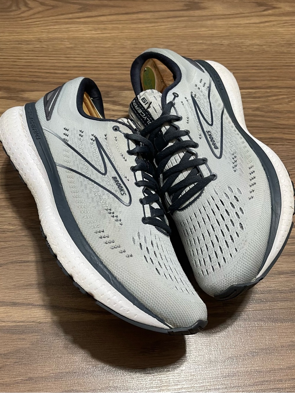 Brooks Glycerin 19 Womens Size 10 Gray black Running sneaker 1203431B085